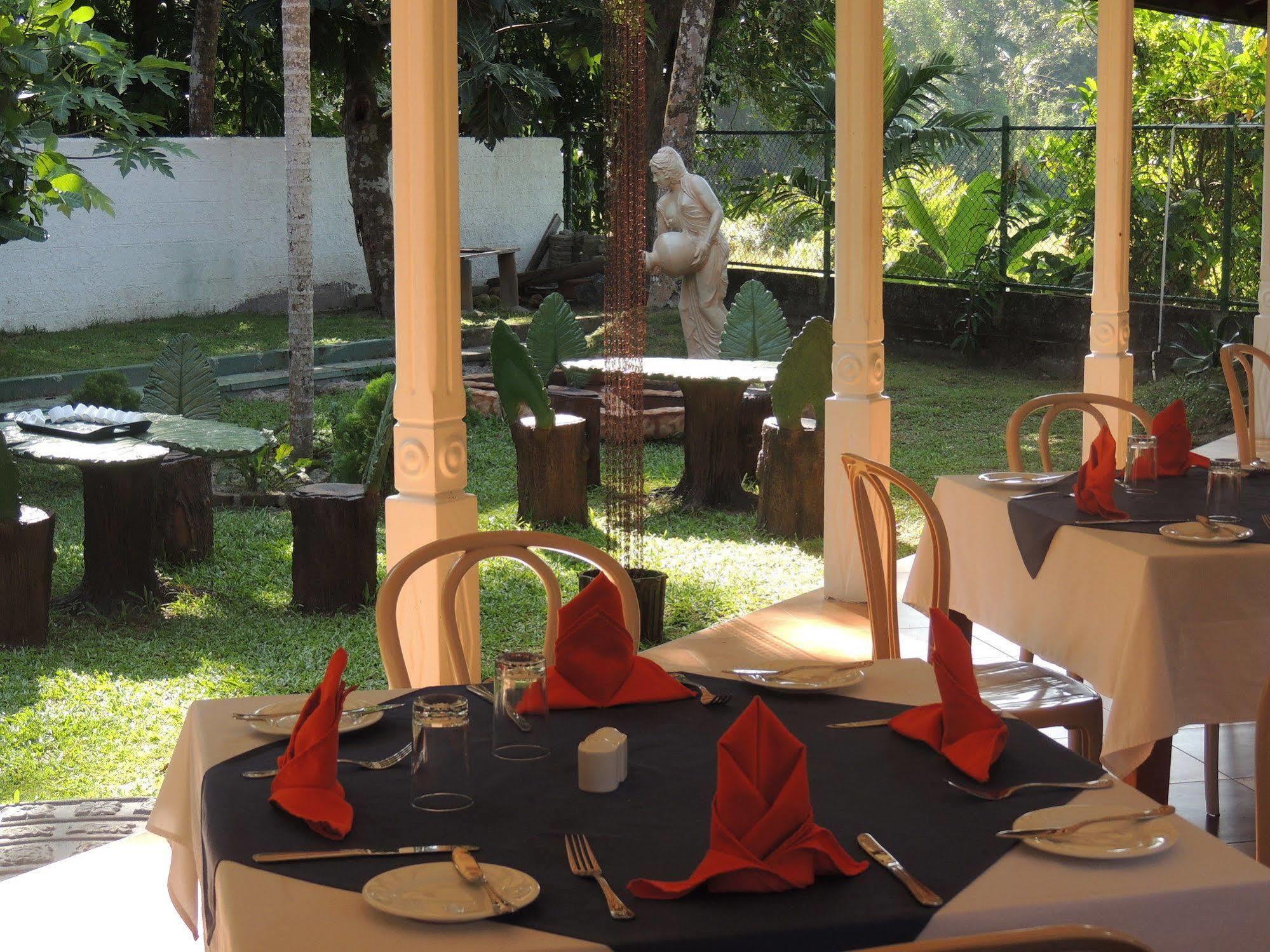 Airport Green View Resort Andiambalama 外观 照片