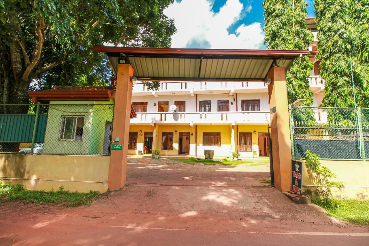 Airport Green View Resort Andiambalama 外观 照片